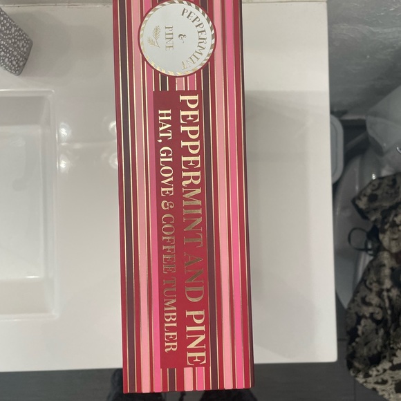 Peppermint and Pine NWT Tumbler/Hat/Glove Holiday Gift Set RN#166920 - Picture 7 of 7